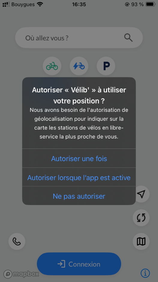 Capture d’écran de l’application Vélib' avec une interface mobile. Une boîte de dialogue en surimpression indique : « Autoriser « Vélib' » à utiliser votre position ? Nous avons besoin de l'autorisation de géolocalisation pour indiquer sur la carte les stations de vélos en libre-service la plus proche de vous. » Cette mention est suivie de trois lignes indiquant : « Autoriser une fois », « Autoriser lorsque l’app est active » et « Ne pas autoriser »