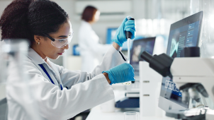 Femme tenant une éprouvette dans un laboratoire